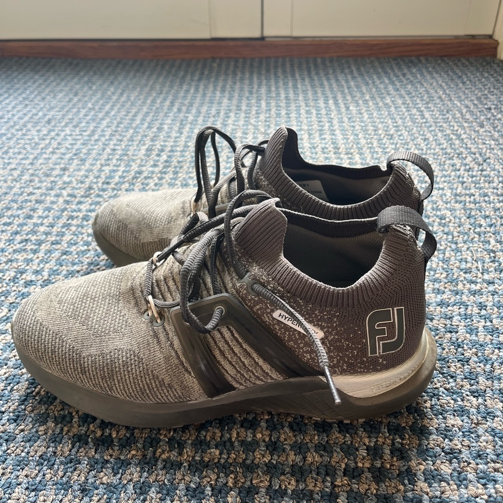 Size 8 men’s footjoy golf shoes. Used, decent condition.
